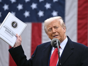 ترامب: فرضنا الرسوم الجمركية لحماية مواردنا