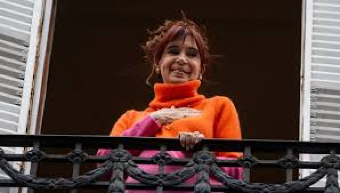 الرئيسة الأرجنتينية السابقة كيرشنر تخرج من إقامتها الجبرية لعملية طبية 