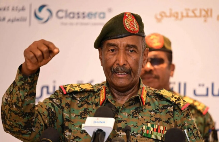 بعد العودة للخرطوم.. البرهان يتفقد جهوزية الوزارات