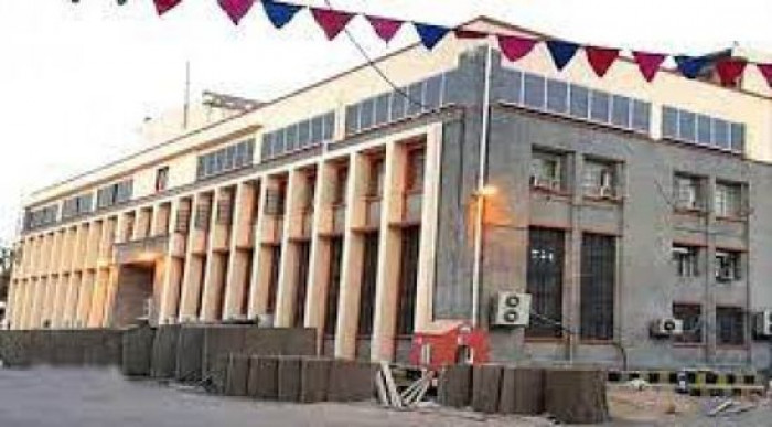 قرر أحمد غالب محافظ البنك المركزي، اليوم الثلاثاء، سحب الترخيص الممنوحة لعدد من فروع شركات الصرافة المخالفة.. ونص القرار الصادر على إغلاق فرع شركة العامري في كريتر بالعاصمة عدن، وفرع شركة الشارقة إكسبرس في مأرب اليمنية، إثر إثبات مخالفاتها في تقرير النزول الميداني المرفوع من قطاع الرقابة على البنوك.. للتفاصيل. اقرأ المزيد من المشهد العربي 