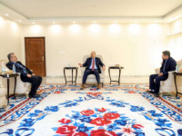 الرئيس الزُبيدي يطلع على أوضاع مطار عدن الدولي