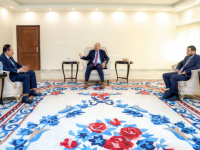 الرئيس الزُبيدي يتابع مشاريع صيانة شبكة الطرق بين المحافظات