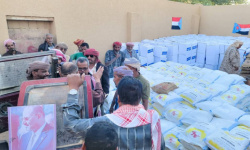 انتقالي القطن يواصل توزيع المساعدات الغذائية على أسر المديرية