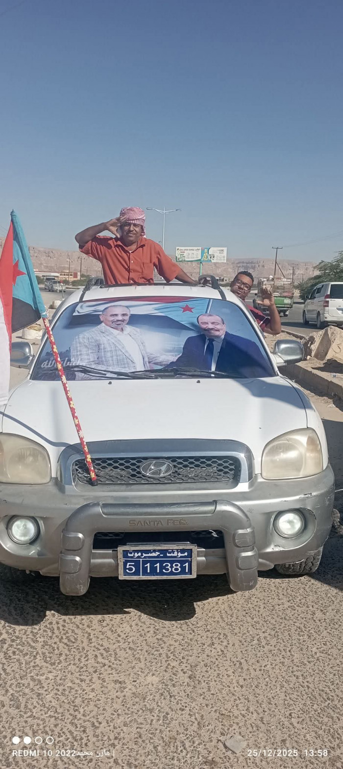 توافد المواكب المشاركة في مسيرة القرار الحاسم بسيئون 