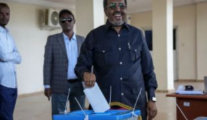 أول انتخابات محلية في مقديشو منذ عقود وسط إجراءات أمنية مشددة أول انتخابات محلية في مقديشو منذ عقود وسط إجراءات أمنية مشددة
