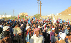 حشود شعبية تشارك بمسيرة "القرار الحاسم" في سيئون