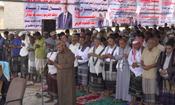 أبناء دلتا أبين يؤدون صلاة الجمعة بمخيم اعتصام زنجبار