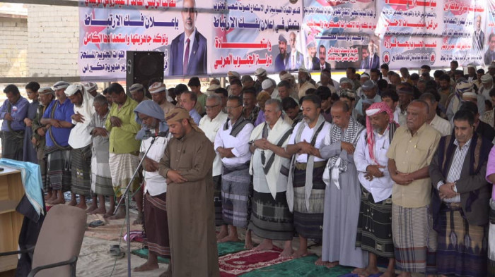 أبناء دلتا أبين يؤدون صلاة الجمعة بمخيم اعتصام زنجبار 