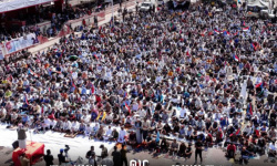 حشود غفيرة تؤدي صلاة الجمعة في ساحة اعتصام العروض بعدن