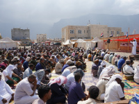 جماهير سقطرى تؤدي صلاة الجمعة في ساحة اعتصام حديبو