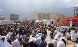 جماهير سقطرى تؤدي صلاة الجمعة في ساحة اعتصام حديبو