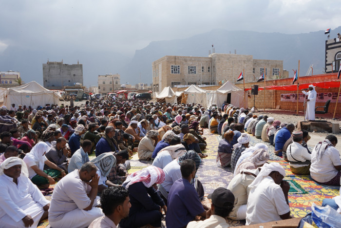 جماهير سقطرى تؤدي صلاة الجمعة في ساحة اعتصام حديبو 