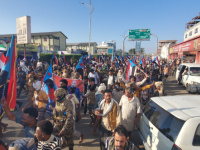 حشود من قبائل باكازم بساحة العروض تطالب بدولة الجنوب