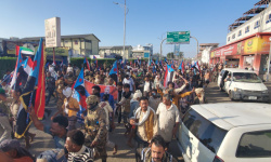 حشود من قبائل باكازم بساحة العروض تطالب بدولة الجنوب