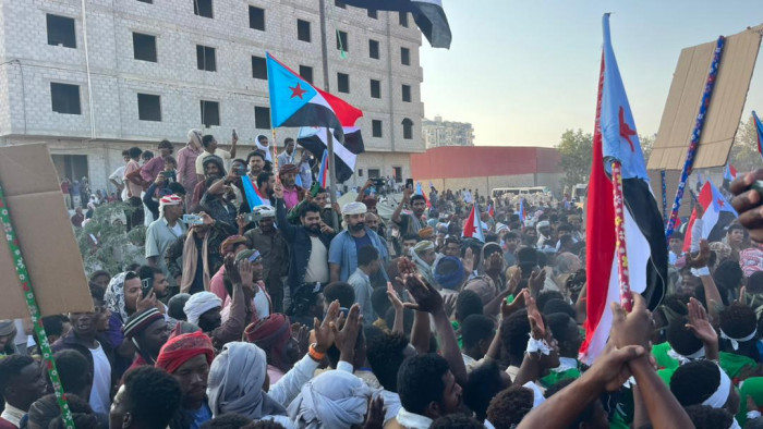 توافد الحشود إلى ساحة اعتصام المهرة للمطالبة بدولة الجنوب العربي