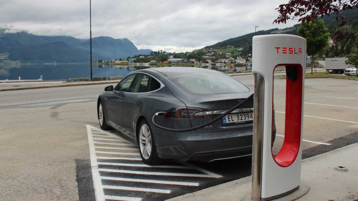 حصة قياسية لمبيعات السيارات الكهربائية في النرويج في 2025 