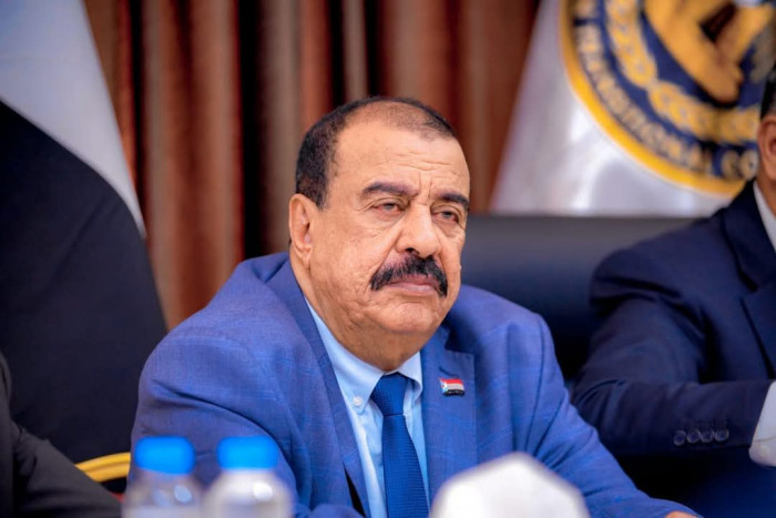 بن بريك يدعو أبناء حضرموت لدعم النخبة والتعبئة العامة 