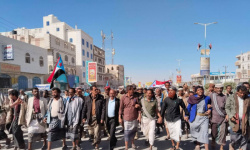 مئات المتظاهرين في عتق ينددون بالعدوان السعودي على الجنوب