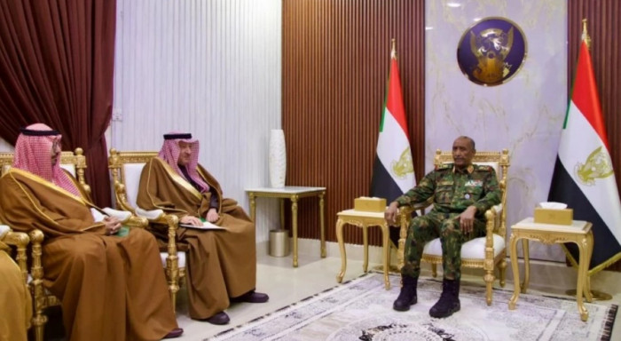 رئيس مجلس السيادة السوداني يستقبل نائب وزير الخارجية السعودي في بورتسودان 