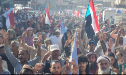 حشود الضالع تجدد التفويض للرئيس الزُبيدي