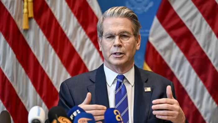 وزير الخزانة الأمريكي يشدد على ضرورة خفض الفائدة 