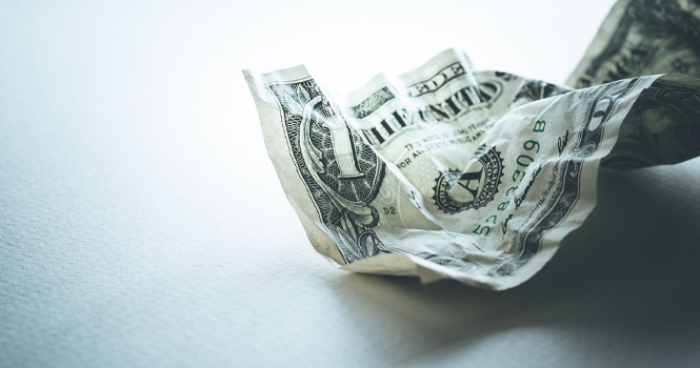 تحذيرات من تآكل هيمنة الدولار عالمياً جراء الضغوط على الفيدرالي 