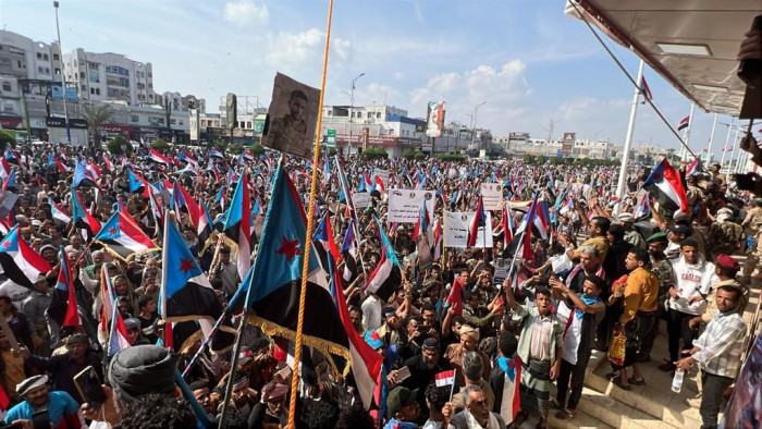 آلاف المتظاهرون في عدن يطالبون باستعادة دولة الجنوب 