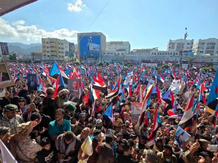 أطلق مغردون جنوبيون، اليوم الجمعة، هاشتاج مليونية تأييد الإعلان الدستوري الجنوبي، تزامنا مع خروج الآلاف إلى ساحة العروض في العاصمة عدن، استجابة لدعوة الرئيس عيدروس الزُبيدي رئيس المجلس الانتقالي الجنوبي.. وأكدوا أن الجنوب يلبي نداء الرئيس القائد عيدروس الزُبيدي، دفاعا عن تطلعات شعب الجنوب وتجديدا للتفويض الجماهيري للرئيس الزُبيدي على درب استعادة الدولة كاملة السيادة.. وأشادوا بخروج ما وصفوه بالطوفانٌ البشري من كل شوارع عدن، بخطىً ثابتة تتجه نحو ساحة العروض، في رسالة واضحة مفادها أن الإعلان الدستوري خيار شعب، والجنوب قراره بيده.. ولفتوا إلى أن هذا ليس حشدًا عابرًا، وإنما شعب على موعد مع تاريخه، مؤكدين أنه حين يخرج شعب بأكمله ليؤيد إعلانًا دستوريًا، فذلك يعني أن الشرعية انتقلت من غرف السياسة المغلقة إلى ميادين الشعوب المفتوحة. مليونيه تاييد الاعلان الدستوري الجنوبي دعوه الرئيس الزبيدي للاحتشاد للتفاصيل 