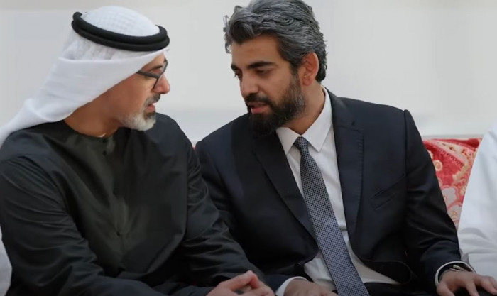 أدى الشيخ خالد بن محمد بن زايد، ولي عهد أبوظبي، واجب العزاء في الزعيم الراحل علي سالم البيض، اليوم الاثنين.. وأعرب عن صادق تعازيه ومواساته لأسرة الفقيد، داعياً المولى عزّ وجلّ أن يُسكنه فسيح جناته، وأن يُلهم أهله وذويه الصبر والسلوان.. للتفاصيل. اقرأ المزيد من المشهد العربي 