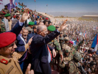 فبركات مكشوفة أمام إرادة الجنوب.. الرئيس الزُبيدي قائد مفوَّض بثقة شعبية راسخة