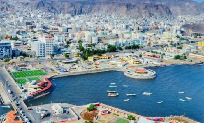 محافظ عدن يؤكد احترامه لحرية التعبير والتظاهر السلمي 