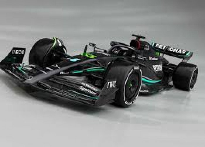 مرسيدس تنفرد بتوريد سيارات الأمان في فورمولا 1 