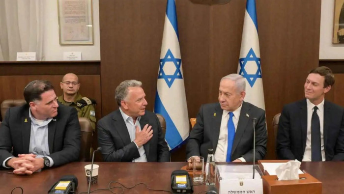 نتنياهو يبحث مع مبعوثي ترامب تفكيك حركة حماس 