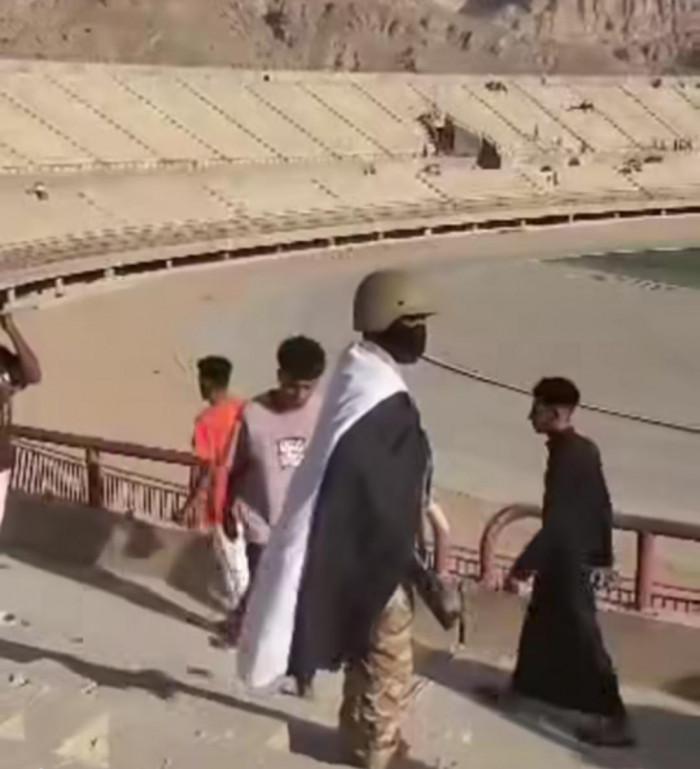 شهدت مدينة سيئون موجة غضب شعبي واسعة بعد منع قوات الطوارئ الشمالية، جماهير نادي سيئون من الاحتفال بفوز فريقهم ببطولة كأس حضرموت الوادي للناشئين.. أقدمت القوات الشمالية على الخطوة خوفا من رفع علم دولة الجنوب العربي، حيث عمدت إلى تفريق التجمع ومصادرة أعلام النادي، رغم سلمية الاحتفال.. للتفاصيل. اقرأ المزيد من المشهد العربي 