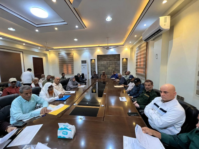 معاوية يناقش سير العمل في مركز الأحوال المدنية بالشيخ عثمان 