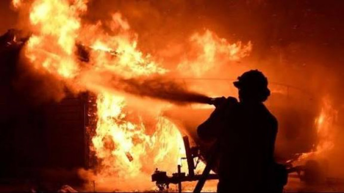 فقدان 5 أشخاص بعد حريق في مصنع أغذية بوسط اليونان 