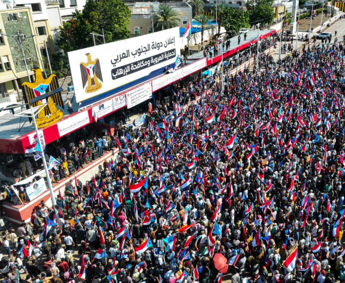 لا شرعية فوق إرادة الشعب.. الجنوب يحسم موقفه ويتصدى لمحاولات القفز على قضيته لا شرعية فوق إرادة الشعب.. الجنوب يحسم موقفه ويتصدى لمحاولات القفز على قضيته