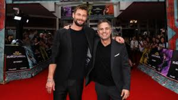 كريس هيمسورث ومارك رافالو يعودان للعمل معا في فيلم (كرايم 101) 