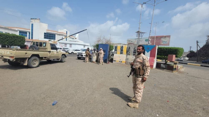 أطلق مغردون جنوبيون، اليوم الخميس، هاشتاج الجنوب والزبيدي خط أحمر، ورفض إغلاق الجمعية الوطنية، تأكيدا على أن الجنوب العربي وقضيته، وممثله الرئيس القائد عيدروس الزُبيدي، رئيس المجلس الانتقالي الجنوبي، خط أحمر بالنسبة لشعب الجنوب.. وعبروا عن رفض قرار المدعو رشاد العليمي، رئيس مجلس القيادة الرئاسي، إغلاق مقر الجمعية الوطنية الجنوبية في العاصمة عدن، مشددين على الثبات على عهد الشهداء والجرحى.. ونددوا بمحاولات قوى الاحتلال اليمني ممارسة الإقصاء السياسي، ومصادرة حق شعب الجنوب في الدفاع عن حقوقه التاريخية وتطلعاته في استعادة دولته، منددين بحملات الأبواق الإعلامية المأجورة لترويج الشائعات الرامية للنيل من نضال الرئيس الزُبيدي. الجنوب والزبيدي خط احمر رفض اغلاق الجمعيه الوطنيه للتفاصيل. اقرأ المزيد من المشهد العربي 