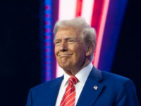 ترامب يعلن إعادة فتح المجال الجوي فوق فنزويلا