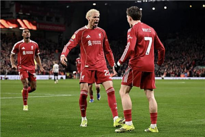 ليفربول يتقدم على نيوكاسل يونايتد في الشوط الأول 