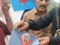 حشود غاضبة تضرم النار في صورة العليمي بعدن