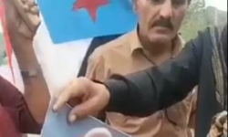 حشود غاضبة تضرم النار في صورة العليمي بعدن