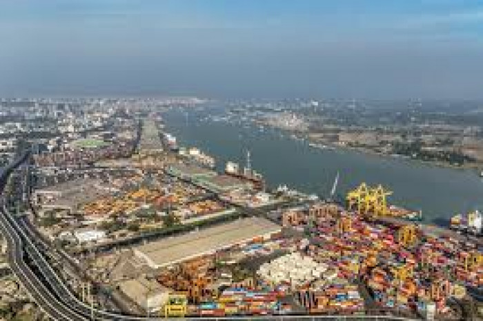 إضراب يشل الحركة في أكبر مرفأ بحري في بنغلادش 