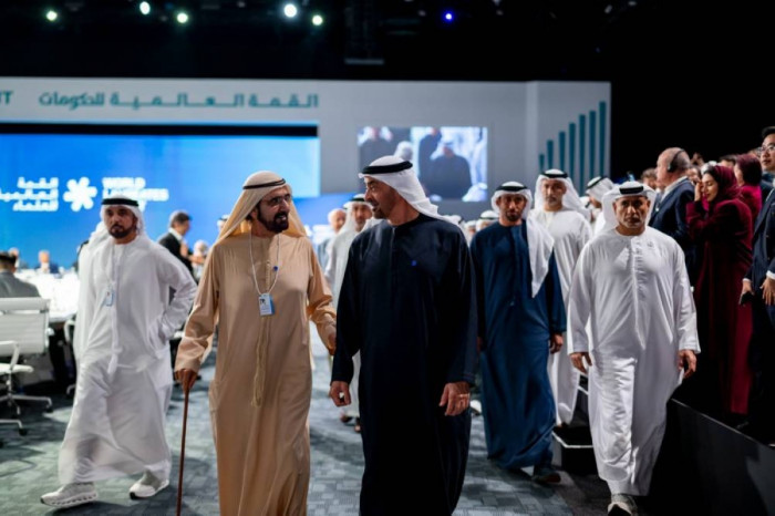 رئيس الإمارات وحاكم دبي يفتتحان القمة العالمية للعلماء