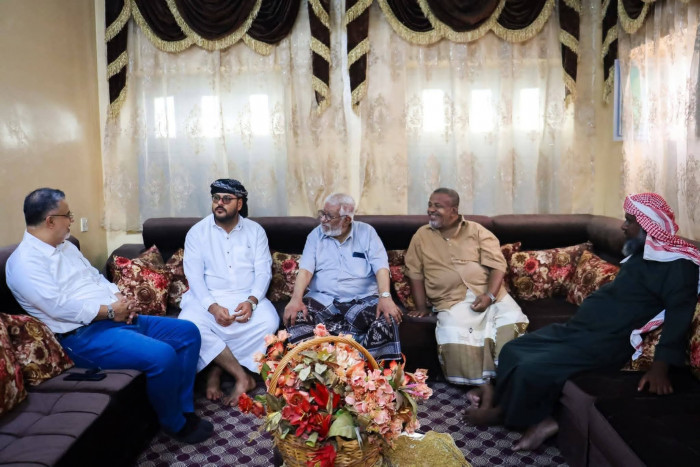 وفد انتقالي حضرموت يزور المناضل الأكتوبري باعثمان
