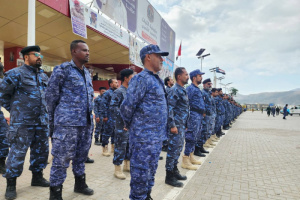 في وقفة احتجاجية.. ضباط وجنود أمن عدن يطالبون بانتظام صرف مرتباتهم