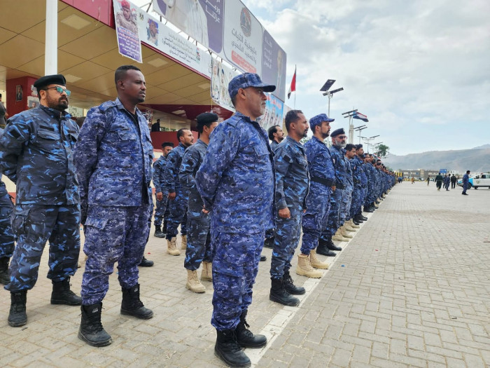 في وقفة احتجاجية.. ضباط وجنود أمن عدن يطالبون بانتظام صرف مرتباتهم 