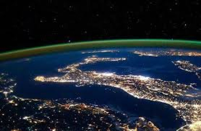 سبيس إكس تخطط لنشر مراكز بيانات في المدار 