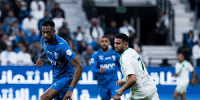 بنزيمة يستهل مسيرته مع الهلال بثلاثية في فوز ساحق 6-صفر على الأخدود